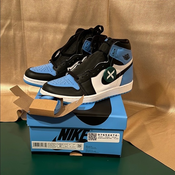 NIB Nike Air Jordan 1 Retro High OG UNC Toe